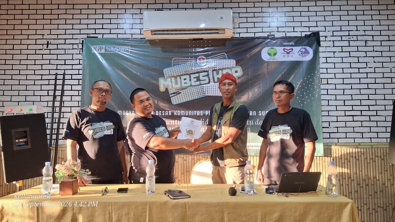 Ketua KPP Sumenep, A. Rahman (kiri) ketika menyerahkan berkas LPJ