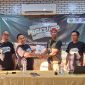 Ketua KPP Sumenep, A. Rahman (kiri) ketika menyerahkan berkas LPJ