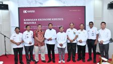 Bupati Fauzi bersama Ketua Kamura, Zubairi dan sejumlah Kepala OPD serta pejabat lainnya