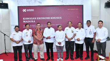 Bupati Fauzi bersama Ketua Kamura, Zubairi dan sejumlah Kepala OPD serta pejabat lainnya