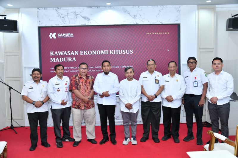 Bupati Fauzi bersama Ketua Kamura, Zubairi dan sejumlah Kepala OPD serta pejabat lainnya