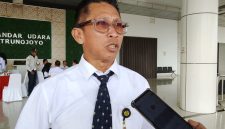 Kepala Disperkimhub sumenep, R. Dadang Deddy Iskandar, MH. Saat ditemui wartawan usai acara Peringatan Hari Perhubungan Nasional di Bandara Trunojoyo Sumenep 