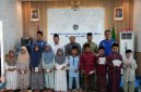 Kepala KSOP Kalianget, Azwar Anas, MH bersama puluhan anak yatim