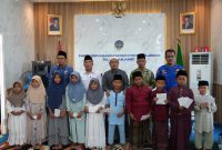 Kepala KSOP Kalianget, Azwar Anas, MH bersama puluhan anak yatim