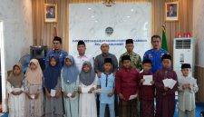 Kepala KSOP Kalianget, Azwar Anas, MH bersama puluhan anak yatim