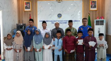 Kepala KSOP Kalianget, Azwar Anas, MH bersama puluhan anak yatim