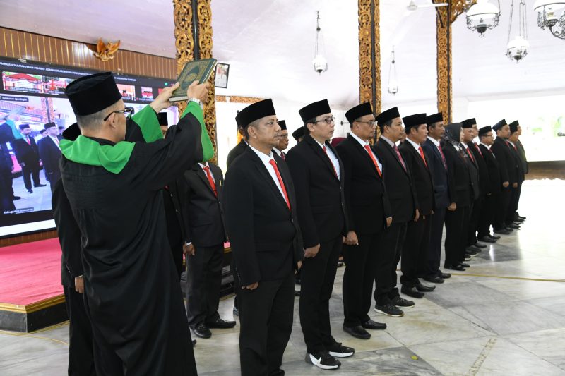 Proses pengambilan sumpah Pejabat Administrator dan pejabat pengawas 