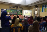 Suasana kebersamaan warga Desa Tinggimae dengan Tim Cara’de PPK Ormawa Universitas Hasanuddin (UH) Makassar