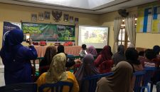 Suasana kebersamaan warga Desa Tinggimae dengan Tim Cara’de PPK Ormawa Universitas Hasanuddin (UH) Makassar