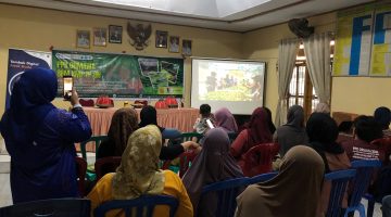 Suasana kebersamaan warga Desa Tinggimae dengan Tim Cara’de PPK Ormawa Universitas Hasanuddin (UH) Makassar