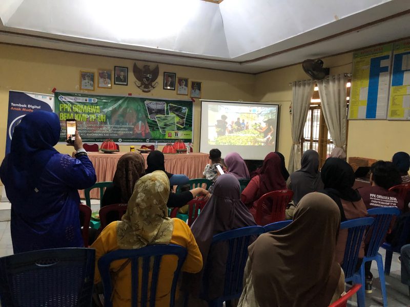 Suasana kebersamaan warga Desa Tinggimae dengan Tim Cara’de PPK Ormawa Universitas Hasanuddin (UH) Makassar