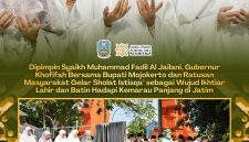 Gubernur Jatim Khofifah Indar Parawansa saat ikut sholat istisqa' yang dipimpin Sayyid Muhammad Fadhil Al-Jailani