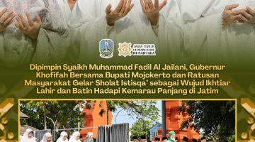 Gubernur Jatim Khofifah Indar Parawansa saat ikut sholat istisqa' yang dipimpin Sayyid Muhammad Fadhil Al-Jailani