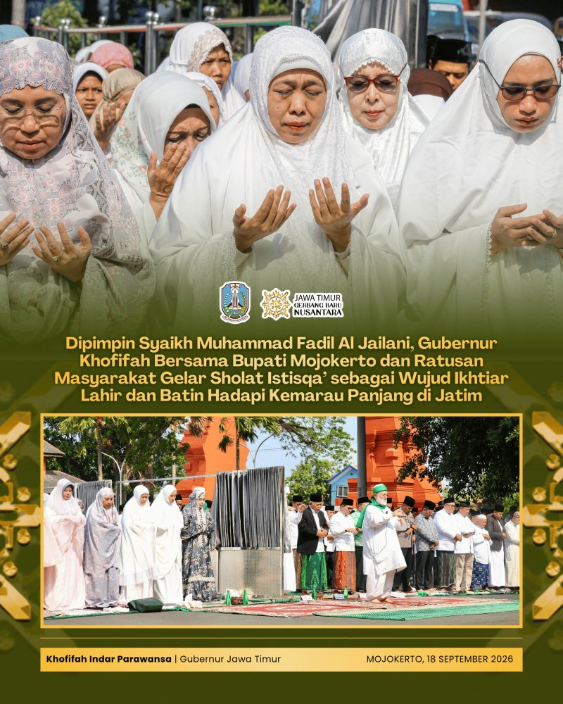 Gubernur Jatim Khofifah Indar Parawansa saat ikut sholat istisqa' yang dipimpin Sayyid Muhammad Fadhil Al-Jailani
