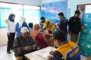 Para penumpang di pelabuhan Kalianget saat menjalani pemeriksaan kesehatan