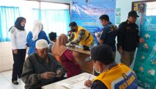 Para penumpang di pelabuhan Kalianget saat menjalani pemeriksaan kesehatan