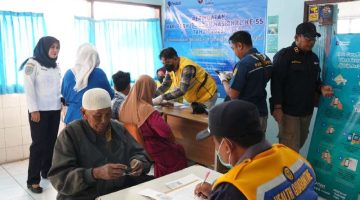 Para penumpang di pelabuhan Kalianget saat menjalani pemeriksaan kesehatan