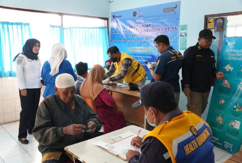 Para penumpang di pelabuhan Kalianget saat menjalani pemeriksaan kesehatan