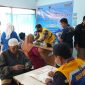Para penumpang di pelabuhan Kalianget saat menjalani pemeriksaan kesehatan