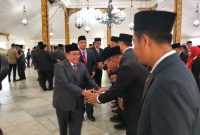 Wabup Sumenep saat menyalami para pejabat usai dilantik