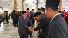 Wabup Sumenep saat menyalami para pejabat usai dilantik