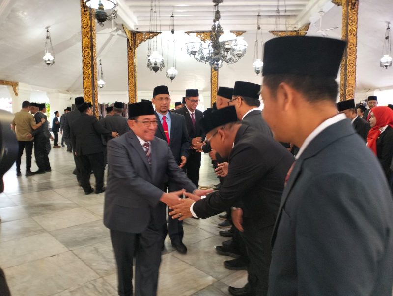 Wabup Sumenep saat menyalami para pejabat usai dilantik