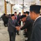 Wabup Sumenep saat menyalami para pejabat usai dilantik