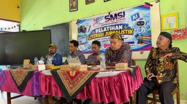 Dari kiri, Ketua SMSI Sumenep, Wahyudi, dua pemateri, Moh. Sumardono, Prengki Wirananda, pengawas SD Kecamatan Kalianget, H. Abd. Aziz dan Ketua Gugus 02 Kalianget, A. Yudhi