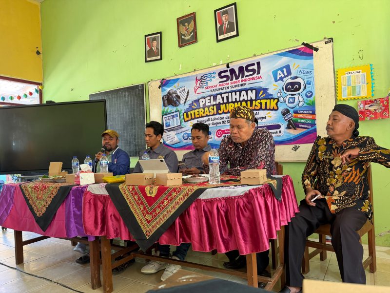 Dari kiri, Ketua SMSI Sumenep, Wahyudi, dua pemateri, Moh. Sumardono, Prengki Wirananda, pengawas SD Kecamatan Kalianget, H. Abd. Aziz dan Ketua Gugus 02 Kalianget, A. Yudhi