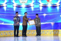 Wabup Sumenep KH. Imam Hasyim (kanan) saat menerima penghargaan dari Wakil Gubernur Jatim 