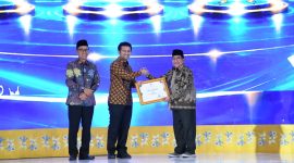 Wabup Sumenep KH. Imam Hasyim (kanan) saat menerima penghargaan dari Wakil Gubernur Jatim 