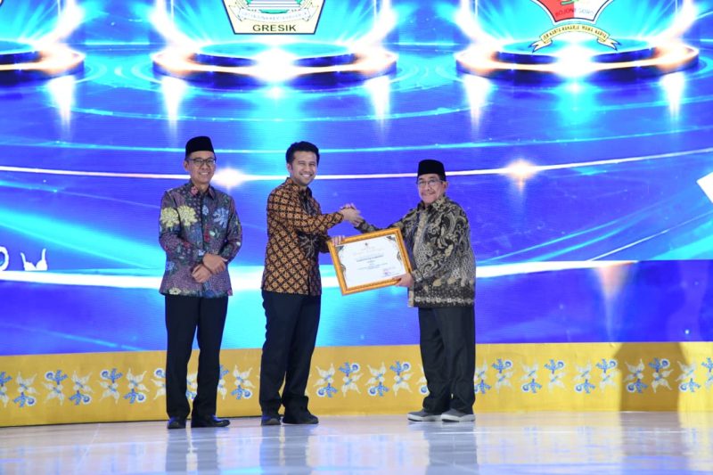 Wabup Sumenep KH. Imam Hasyim (kanan) saat menerima penghargaan dari Wakil Gubernur Jatim 