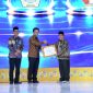 Wabup Sumenep KH. Imam Hasyim (kanan) saat menerima penghargaan dari Wakil Gubernur Jatim 