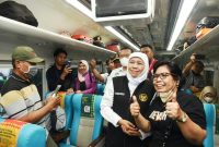 Gubernur Khofifah saat berada di dalam Kereta Api