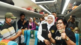 Gubernur Khofifah saat berada di dalam Kereta Api