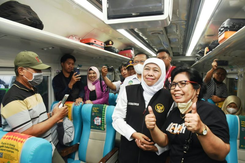 Gubernur Khofifah saat berada di dalam Kereta Api