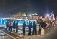 Bundaran halaman Kantor Pemkab Sumenep malam hari diwarnai aksi mimbar Demokrasi HIMPASS 