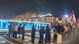 Bundaran halaman Kantor Pemkab Sumenep malam hari diwarnai aksi mimbar Demokrasi HIMPASS 