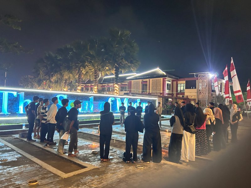 Bundaran halaman Kantor Pemkab Sumenep malam hari diwarnai aksi mimbar Demokrasi HIMPASS 