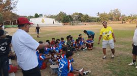 Camat Kota Sumenep, Indra Hernawan saat melihat langsung para tim U17 Kecamatan Kota 