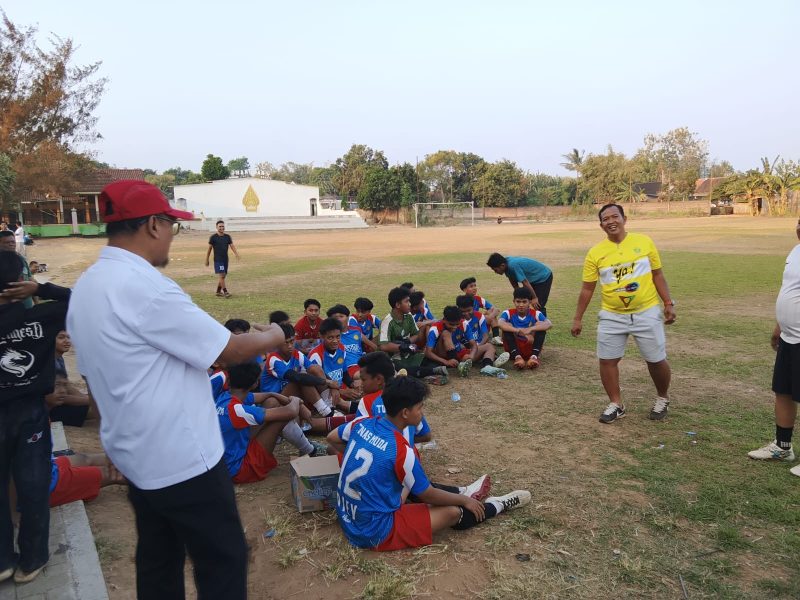 Camat Kota Sumenep, Indra Hernawan saat melihat langsung para tim U17 Kecamatan Kota 