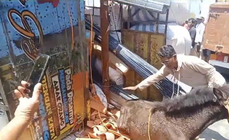 Posisi truk saat terguling dan nampak se ekor kuda