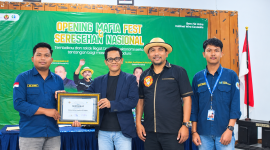 Dua dari kiri, Sulaisi Abdurrazaq saat acara sarasehan nasional di Unira Pamekasan 