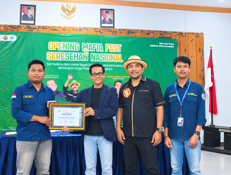 Dua dari kiri, Sulaisi Abdurrazaq saat acara sarasehan nasional di Unira Pamekasan 