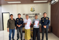 Dua tersangka saat menerima surat pemberhentian perkara (tengah) di dampingi Kasi Pidum,Vinsensius Tampubolon (paling kanan) dan Jaksa Rizqi (Dua dari kiri)