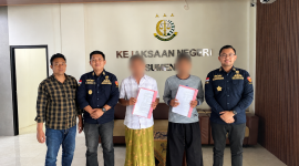 Dua tersangka saat menerima surat pemberhentian perkara (tengah) di dampingi Kasi Pidum,Vinsensius Tampubolon (paling kanan) dan Jaksa Rizqi (Dua dari kiri)