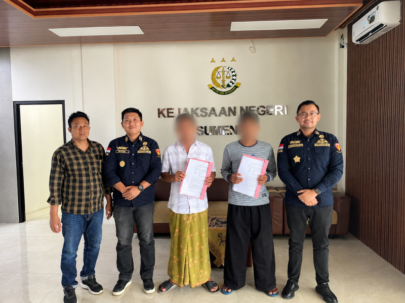 Dua tersangka saat menerima surat pemberhentian perkara (tengah) di dampingi Kasi Pidum,Vinsensius Tampubolon (paling kanan) dan Jaksa Rizqi (Dua dari kiri)