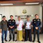 Dua tersangka saat menerima surat pemberhentian perkara (tengah) di dampingi Kasi Pidum,Vinsensius Tampubolon (paling kanan) dan Jaksa Rizqi (Dua dari kiri)