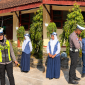 Anggota Satlantas saat membagikan helm kepada Guru dan Siswa.SMPN 5 Sumenep 