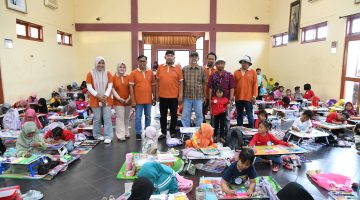 Empat dari kiri. Bupati Sumenep Dr Achmad Fauzi Wongsojudo bersama panitia 